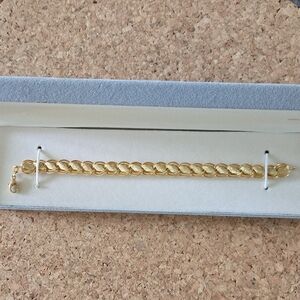 Gold Bracelet with Timeless Elegance